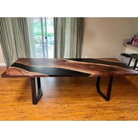 Live Edge Schwarz Nussbaum Epoxidharz Esszimmer Tisch von HeadWestCo