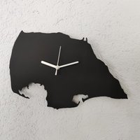 Lasergeschnittene Fehmarn Uhr in Form Der Insel Aus Matt-Schwarzem Acryl von HeartbeatKreationen