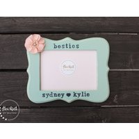 Besties Rahmen Beste Freunde Personalisierter Bilderrahmen Freundin Geschenk Distressed Brautjungfern Benutzerdefinierter Fotorahmen von HeartfeltByHeatherDS