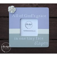 Custom All Of Gods Grace in One Tiny Face Baby Mädchen Bilderrahmen - Taufgeschenk Für Patentochter Religiös von HeartfeltByHeatherDS