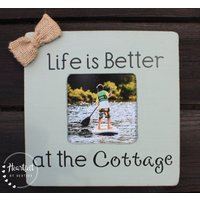Custom Life Is Better At The Cottage Rustikaler Rahmen - Muttertag Von Tochter Deko Rustikales Bauernhaus Dekor Sommer Urlaub Holz von HeartfeltByHeatherDS