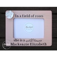 Custom in A Field Of Roses Sie Ist Ein Wildblumen Baby Shower Geschenk - Personalisierte Mädchen Bilderrahmen Rustikales Kinderzimmer Dekor Werdende von HeartfeltByHeatherDS