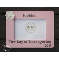 Erster Kindergartentag Rahmen Personalisierter Bilderrahmen Schultag Back To School Tag Der Vorschule von HeartfeltByHeatherDS