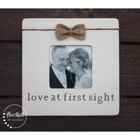 Liebe Auf Den Ersten Blick - Bilderrahmen Für Paare Hochzeitsgeschenk Ehemann Jahrestagsgeschenk Frau Fotorahmen von HeartfeltByHeatherDS