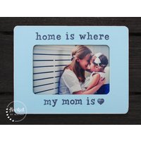 Mom Frame - Bilderrahmen Für Mama Geschenk Von Tochter Home Is Where My Einzigartiges Muttertagsgeschenk Sohn Oder von HeartfeltByHeatherDS
