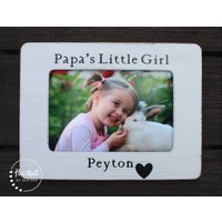 Personalisierter Bilderrahmen Von Enkelkind Papas Kleines Mädchen Geschenk Für Papa Opa Großvater Benutzerdefinierter Distressed Rustikal von HeartfeltByHeatherDS