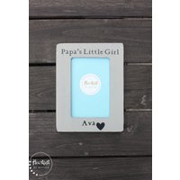 Personalisierter Bilderrahmen Von Enkelkind Papas Kleines Mädchen Geschenk Für Papa Opa Großvater Benutzerdefinierter Distressed Rustikal von HeartfeltByHeatherDS