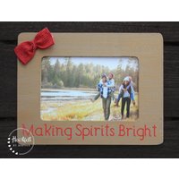 Rustikaler Weihnachtsrahmen Machen Spirits Bright Hostess Geschenk Benutzerdefinierte Bilderrahmen Weihnachtsgeschenk Personalisierte Rahmen von HeartfeltByHeatherDS