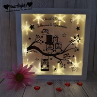 Beleuchteter Bilderrahmen Eulen Eule Auf Ast, Familie Leuchtrahmen, Beleuchtetes Wandbild, Leuchtbild Silhouette Wunschtext Personalisiert Beleuchteter Bilderrahmen Eulen Eule Auf Ast, Familie Leuchtrahmen, Beleuchtetes Wandbild, Leuchtbild Silhouette Wunschtext Personalisiert von Heartlightsgeschenke