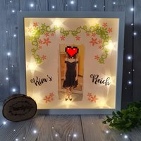 Beleuchteter Bilderrahmen Mit Persönlichem Foto, Leuchtrahmen, Beleuchtetes Wandbild, Leuchtbild Personalisiert Name Spruch Beleuchteter Bilderrahmen Mit Persönlichem Foto, Leuchtrahmen, Beleuchtetes Wandbild, Leuchtbild Personalisiert Name Spruch von Heartlightsgeschenke