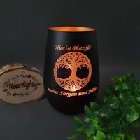 Personalisiertes Windlicht Lasergraviert Mit Wunschspruch Lebensbaum Sorgenglas Leuchtglas Geschenk Freunde Familie Grablicht Graviert Laser Personalisiertes Windlicht Lasergraviert Mit Wunschspruch Lebensbaum Sorgenglas Leuchtglas Geschenk Freunde Familie Grablicht Graviert Laser von Heartlightsgeschenke
