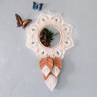 Runder Makramee Spiegel, Boho Kinderzimmer Dekor, Wandbehang, Mandala Mit Federn, Weiß Gestrickt Neutral Baby Geschenk von HeartstringsByKasia
