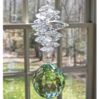 Grüner Kristall-Sonnenfänger, Kristallkugel-Prisma 30 Mm, Hergestellt Mit Peridot-Swarovski-Kugel Und Swarovski-Kristallen Perlen, 14 Farben von HeartstringsByMorgan