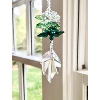 Kleine Kristallblatt Autoverzierung in Einer Mischung Aus Klaren Und Grünen Tönen - "Little Ivy" von HeartstringsByMorgan