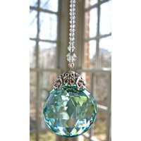 Kristall Ball Suncatcher Sonnenfänger Mit 30 Mm Swarovski Und Perlen, Prisma in Türkis Anderen Farben - "Serenity" von HeartstringsByMorgan