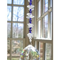 Kristall Suncatcher, Regenbogenmacher Hergestellt Mit Swarovski Crystal Ball Und Kobaltblauen Perlen, Fensterdekor Prisma, in 11 Farben Erhältlich von HeartstringsByMorgan