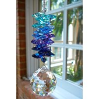 Kristallkugel Ornament, Suncatcher Prisma Regenbogen Maker in Pfauenfarben, Komplett Mit Swarovski Kristallen "Nirvana" von HeartstringsByMorgan