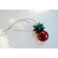 Roter Und Grüner Kristall Sonnenfänger, Handgefertigt Mit Swarovski Kristallen, Ananas Fensterschmuck Für Autospiegel Oder Wohndekor - "Christmas von HeartstringsByMorgan