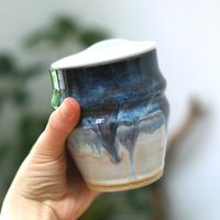 Handgemachter Reisebecher Aus Keramik Steingut Kaffeetasse Mit Silikondeckel Handgemachter Reisebecher Aus Keramik Steingut Kaffeetasse Mit Silikondeckel von HeathandSea