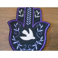 Silberne Taube Und Olivenzweig Hamsa Aufbügler Bestickt von HeatherOstrow