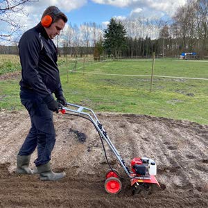 Benzin Gartenhacke (NEU) Effektive Bodenbearbeitung mit 25 cm Arbeitsbreite – 2-Takt Motor – 16 harte Messer – Motorhacke – Bodenfräse – Bodenhacke – Kultivator – zum Garten umgraben und lockern (Rot) von Hecht