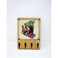 The Dragon Slayer Lady Weibliches Holz Schlüsselbrett Für Die Wand Mit Veränderbaren Keramikfliesen, Eingangsbereich Organizer, Holzregal Haken von HedonisticDelights