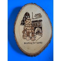 Holzschild - "Warten Auf Den Weihnachtsmann" Mit Kindern Vor Einem Kamin Handarbeit Holzbrand von HedysWoodWonders