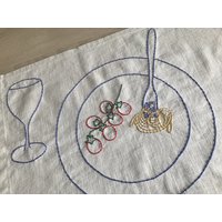 Handbesticktes Leinen Tischset Pasta Party Geschenk, Teller Mit Tomaten Und Spaghetti von HeedfulEmbroidery