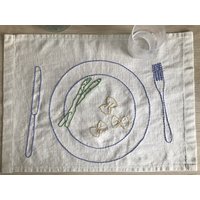 Handbesticktes Leinen Tischset Pasta Party Italian Style, Teller Mit Spargel Und Farfale, Mediterranes Thema von HeedfulEmbroidery