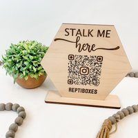 stalk Me Qr-Code-Schild, Social Media-Schild Für Handwerksmesse Oder Vendor Fair, Me-Ladenthekendisplay von HeepDesignCo