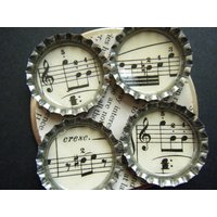 Musik-Magnete Flaschenverschluss Vintage Song Musical Recycling-Upcycled Recycled Paper Materials Musiker Sänger Notizen Kronkorken Caps von HeidiKindFinds