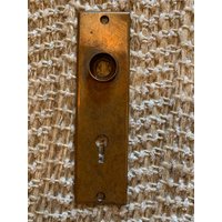 1 1/2 "x 5 7/16" Antike Gestanzte Messingtürknaufplatte von HeidisRustyRelics