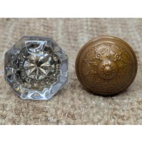 Antike Lese Messing Türknauf & Achteck Glas Set Türbeschläge Circa 1895 von HeidisRustyRelics