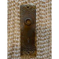 2 1/8 "x 6 3/4" Antike Gestanzte Messingtürknaufplatte von HeidisRustyRelics
