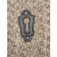 Antike Nashua Lock Co. Gusseisen Schlüsselloch Abdeckung Rosette - Circa 1872 von HeidisRustyRelics