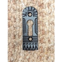 Antike Gewölbte Top-Art-Deco-Schlüsselloch Abdeckung Rosette von HeidisRustyRelics