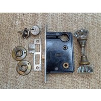 Antikes Corbin Außen Einsteckschloss & Glastürknopf Set von HeidisRustyRelics