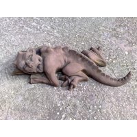 Echse Troll Zum Hängen Und Legen Kunst Sandstein Antik Look H 34 von HeimUndGartenDeko