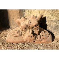 Gargoyle Fensterhocker Mauerhocker Dämonen Schützer Wächter Hund Liegend Klein Kunst Sandstein Antik Look H 50 von HeimUndGartenDeko