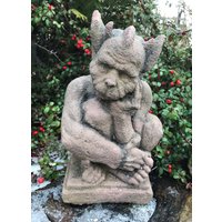 Gargoyle Hund Teufel Sitzend Wächter Kunst Sandstein Antik Look H 70 von HeimUndGartenDeko
