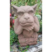 Gargoyle Hund Wächter Sitzend Kunst Sandstein Antik Look H 58 von HeimUndGartenDeko