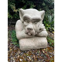 Gargoyle Mauerhocker Wächter Hund Denkend Stein Kunst Sandstein Antik Look H 85 von HeimUndGartenDeko