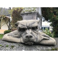Gargoyle Wächter Hund Liegend Groß Kunst Sandstein Antik Look H 81 von HeimUndGartenDeko
