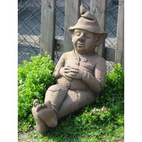Wichtel Zwerg Gnom Gartenwichtel Elf Schlafend Skulptur Figur in Kunst Sandstein Im Antik Look H 26 von HeimUndGartenDeko