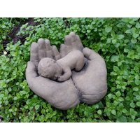 Kind Baby Hände Klein Skulptur Geburt Taufe Kunst Sandstein Antik Look H 64 von HeimUndGartenDeko