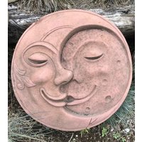 Mond Gesicht Wandbild Relief Kunst Sandstein Antik Look F 03 von HeimUndGartenDeko