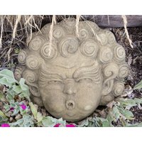 Wind Gesicht Wandbild Kunst Sandstein Antik Look F 05 von HeimUndGartenDeko