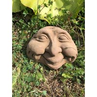 steingesicht Garten Gartenwächter Gartenskulptur Gartenfigur Geist Wächter Lachend Zähne Pebble People Kunst Sandstein Antik Look Pe 30 von HeimUndGartenDeko