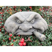 steingesicht Garten Gartenwächter Gartenskulptur Gartenfigur Geist Wächter Zigarre Pebble People Kunst Sandstein Antik Look Pe 27 von HeimUndGartenDeko