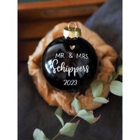 Weihnachtskugel Mr. & Mrs. Aus Echtglas 8 cm | Christbaumkugel Personalisiert Hochzeit Weihnachtsgeschenk Mit Namen von HeimatManufaktur